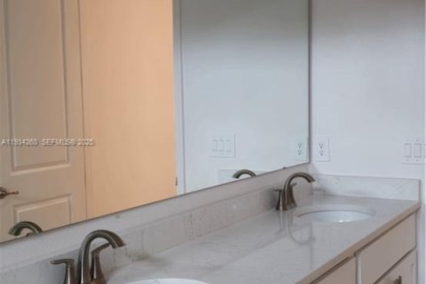 Снять в аренду виллу или дом в Порт-Сент-Луси, Флорида 4 спальни, 303.98м2, № 1992473 - фото 15