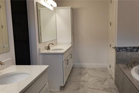 Снять в аренду виллу или дом в Порт-Сент-Луси, Флорида 4 спальни, 303.98м2, № 1992473 - фото 10