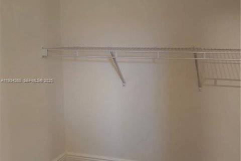 Снять в аренду виллу или дом в Порт-Сент-Луси, Флорида 4 спальни, 303.98м2, № 1992473 - фото 7