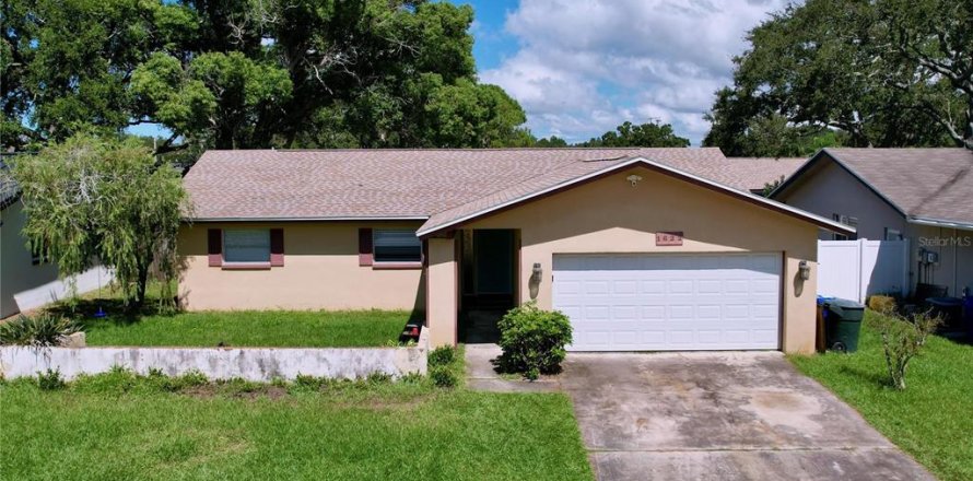 House in Dunedin, Florida 3 bedrooms, 135.36 sq.m. № 2308914