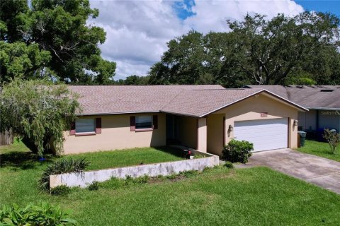 House in Dunedin, Florida 3 bedrooms, 135.36 sq.m. № 2308914 - photo 2