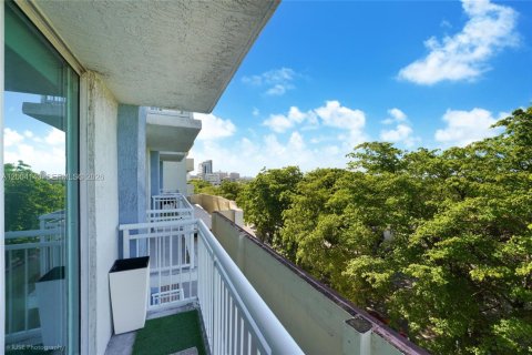 Condo in Miami, Florida, 1 bedroom  № 2069536 - photo 14