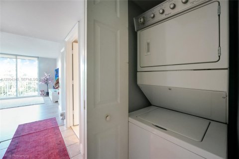 Condo in Miami, Florida, 1 bedroom  № 2069536 - photo 12