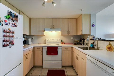 Condo in Miami, Florida, 1 bedroom  № 2069536 - photo 4