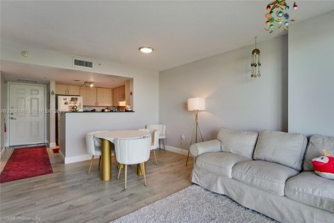 Condo in Miami, Florida, 1 bedroom  № 2069536 - photo 7