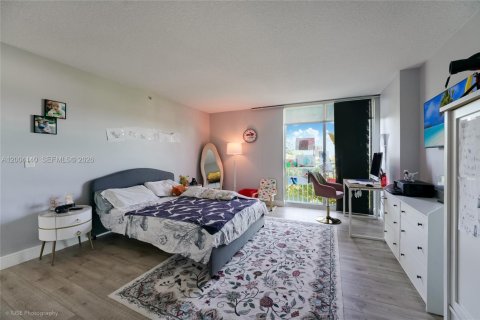 Condo in Miami, Florida, 1 bedroom  № 2069536 - photo 8