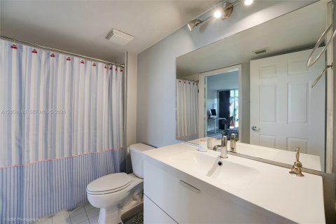 Condo in Miami, Florida, 1 bedroom  № 2069536 - photo 10