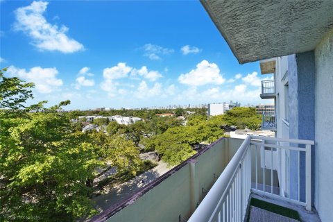 Condo in Miami, Florida, 1 bedroom  № 2069536 - photo 13
