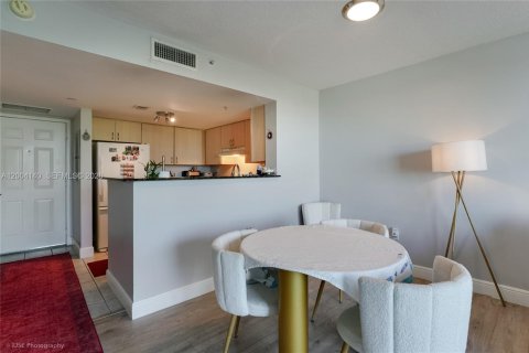 Condo in Miami, Florida, 1 bedroom  № 2069536 - photo 2