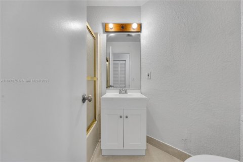 Condo in Coral Springs, Florida, 2 bedrooms  № 1923109 - photo 14