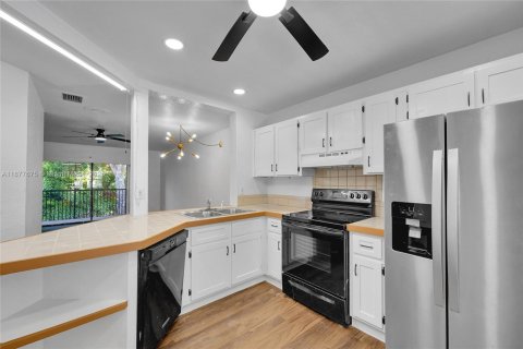 Condo in Coral Springs, Florida, 2 bedrooms  № 1923109 - photo 11