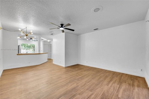 Condo in Coral Springs, Florida, 2 bedrooms  № 1923109 - photo 5