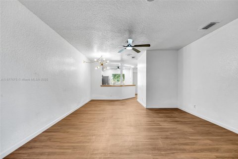 Condo in Coral Springs, Florida, 2 bedrooms  № 1923109 - photo 6