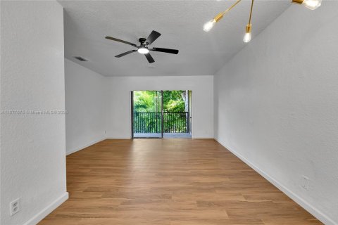 Condo in Coral Springs, Florida, 2 bedrooms  № 1923109 - photo 9