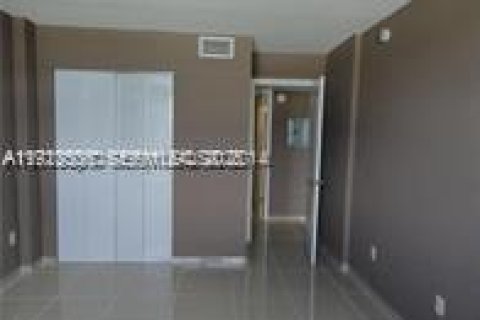 Condo in North Miami Beach, Florida, 2 bedrooms № 1983681 - photo 12