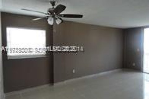 Condo in North Miami Beach, Florida, 2 bedrooms № 1983681 - photo 8