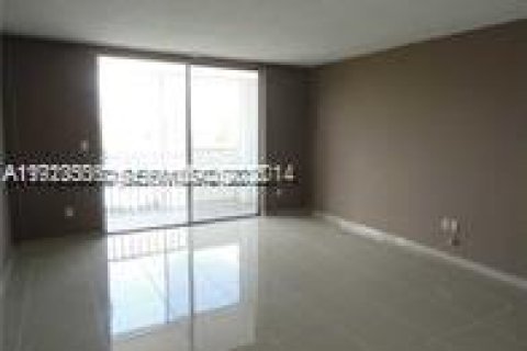Condo in North Miami Beach, Florida, 2 bedrooms № 1983681 - photo 9