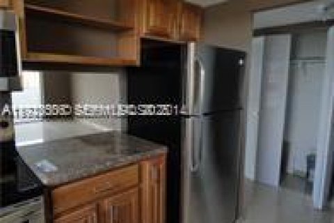 Condo in North Miami Beach, Florida, 2 bedrooms № 1983681 - photo 4