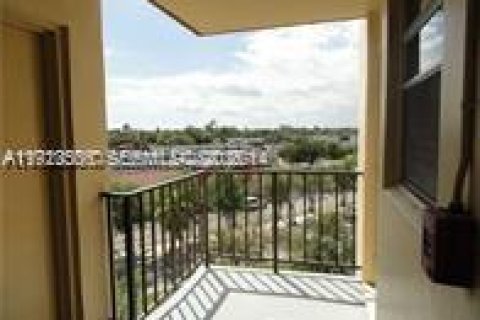 Condo in North Miami Beach, Florida, 2 bedrooms № 1983681 - photo 3