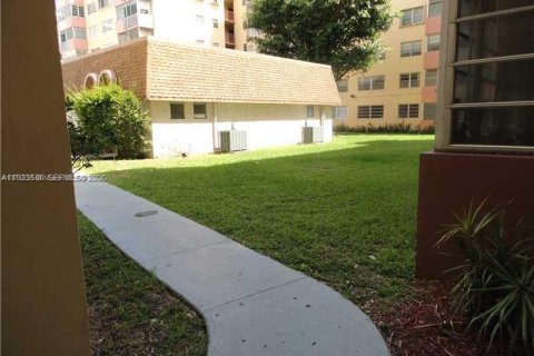 Condo in North Miami Beach, Florida, 2 bedrooms № 1983681 - photo 1