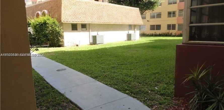 Condo in North Miami Beach, Florida, 2 bedrooms № 1983681