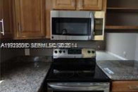 Condo in North Miami Beach, Florida, 2 bedrooms № 1983681 - photo 5