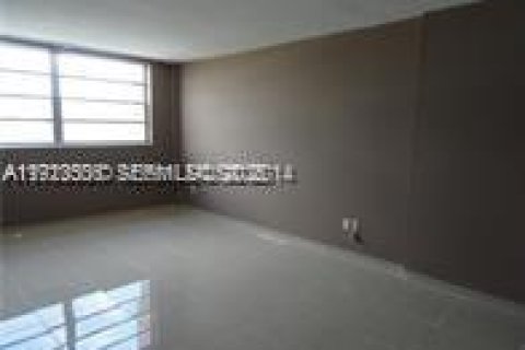 Condo in North Miami Beach, Florida, 2 bedrooms № 1983681 - photo 13