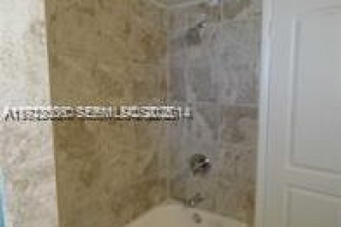 Condo in North Miami Beach, Florida, 2 bedrooms № 1983681 - photo 16