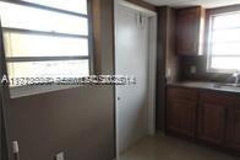Condo in North Miami Beach, Florida, 2 bedrooms № 1983681 - photo 6