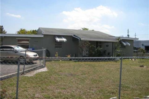 Commercial property in Hollywood, Florida 581.1 sq.m. № 1766437 - photo 1