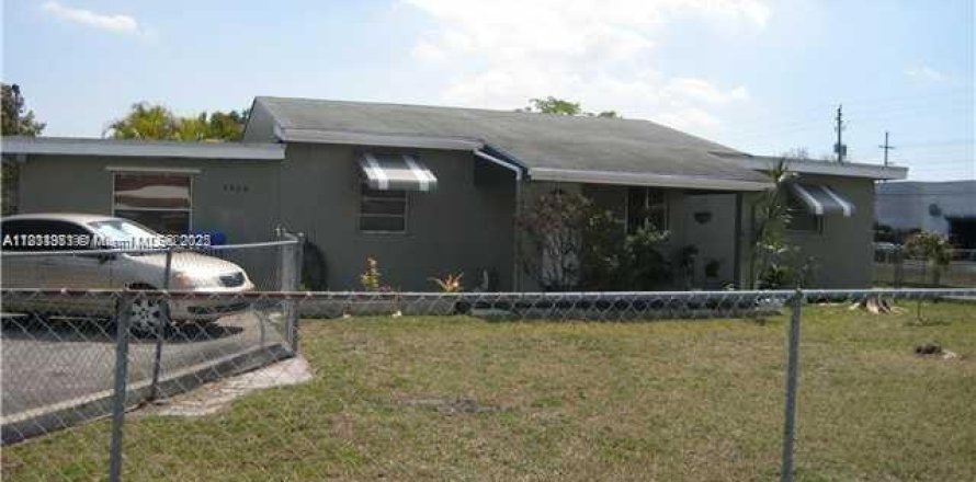 Commercial property in Hollywood, Florida 581.1 sq.m. № 1766437
