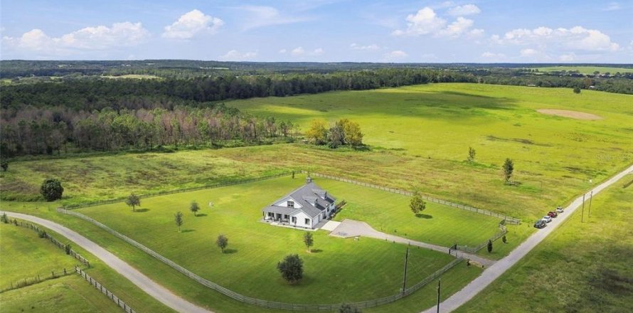 Villa ou maison à Dade City, Floride 4 chambres, 344.57 m2 № 2406557