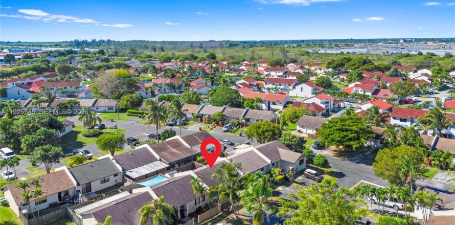 Townhouse in Homestead, Florida 2 bedrooms, 80.64 sq.m. № 1997232