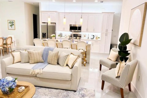 House in Cape Coral, Florida 4 bedrooms № 2013384 - photo 2