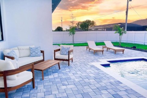 House in Cape Coral, Florida 4 bedrooms № 2013384 - photo 15