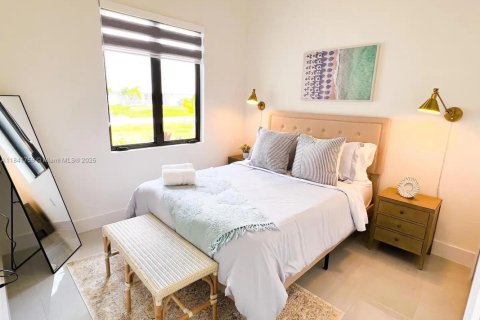 House in Cape Coral, Florida 4 bedrooms № 2013384 - photo 6