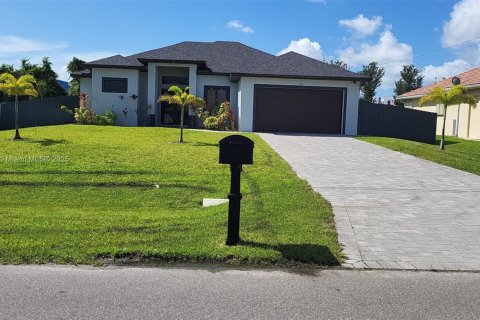 House in Cape Coral, Florida 4 bedrooms № 2013384