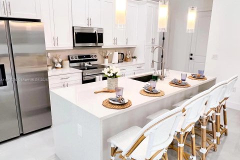 House in Cape Coral, Florida 4 bedrooms № 2013384 - photo 13