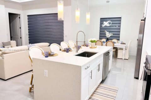 House in Cape Coral, Florida 4 bedrooms № 2013384 - photo 12