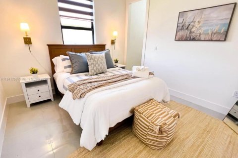 House in Cape Coral, Florida 4 bedrooms № 2013384 - photo 7