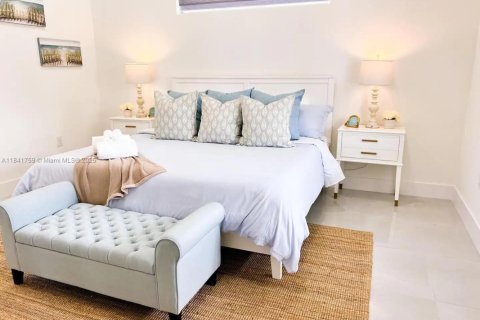 House in Cape Coral, Florida 4 bedrooms № 2013384 - photo 8