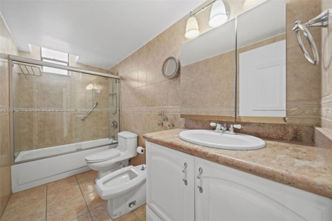 Condo in Hallandale Beach, Florida, 2 bedrooms  № 1962030 - photo 3