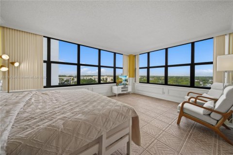 Condo in Hallandale Beach, Florida, 2 bedrooms  № 1962030 - photo 2