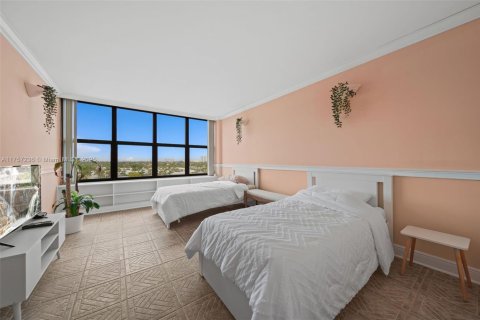 Condo in Hallandale Beach, Florida, 2 bedrooms  № 1962030 - photo 10