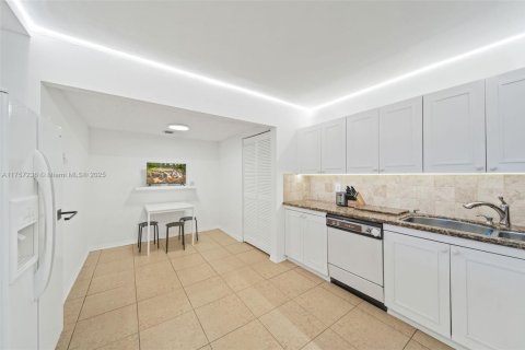 Condo in Hallandale Beach, Florida, 2 bedrooms  № 1962030 - photo 6