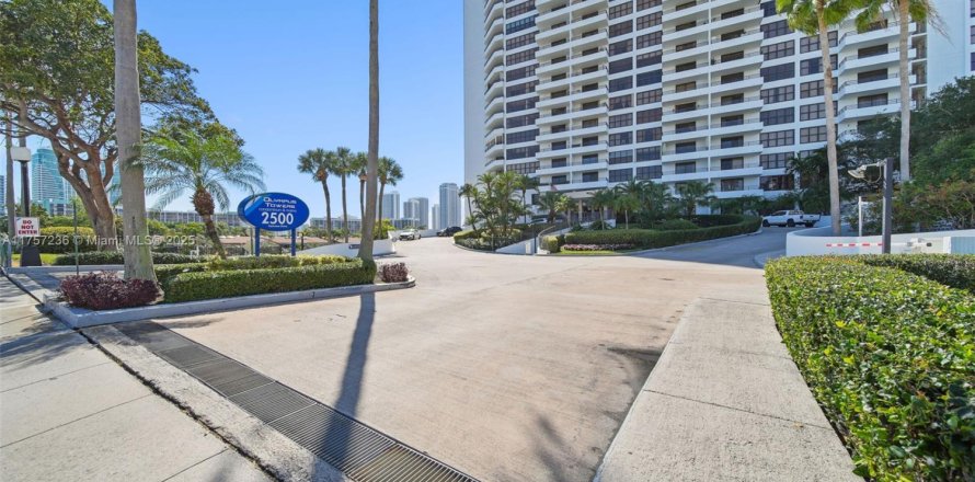 Condo in Hallandale Beach, Florida, 2 bedrooms  № 1962030