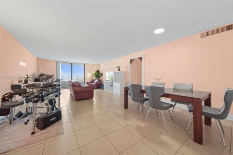 Condo in Hallandale Beach, Florida, 2 bedrooms  № 1962030 - photo 16
