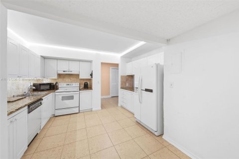 Condo in Hallandale Beach, Florida, 2 bedrooms  № 1962030 - photo 5