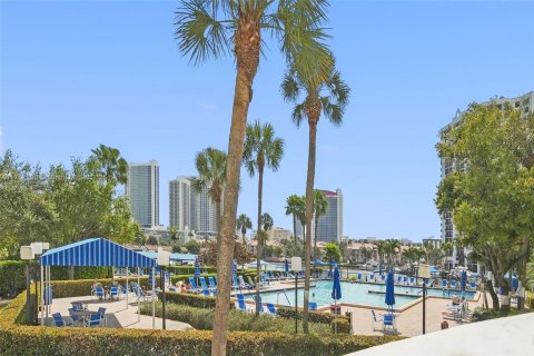 Condo in Hallandale Beach, Florida, 2 bedrooms  № 1962030 - photo 8