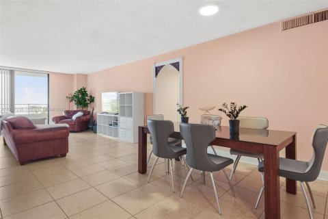 Condo in Hallandale Beach, Florida, 2 bedrooms  № 1962030 - photo 4